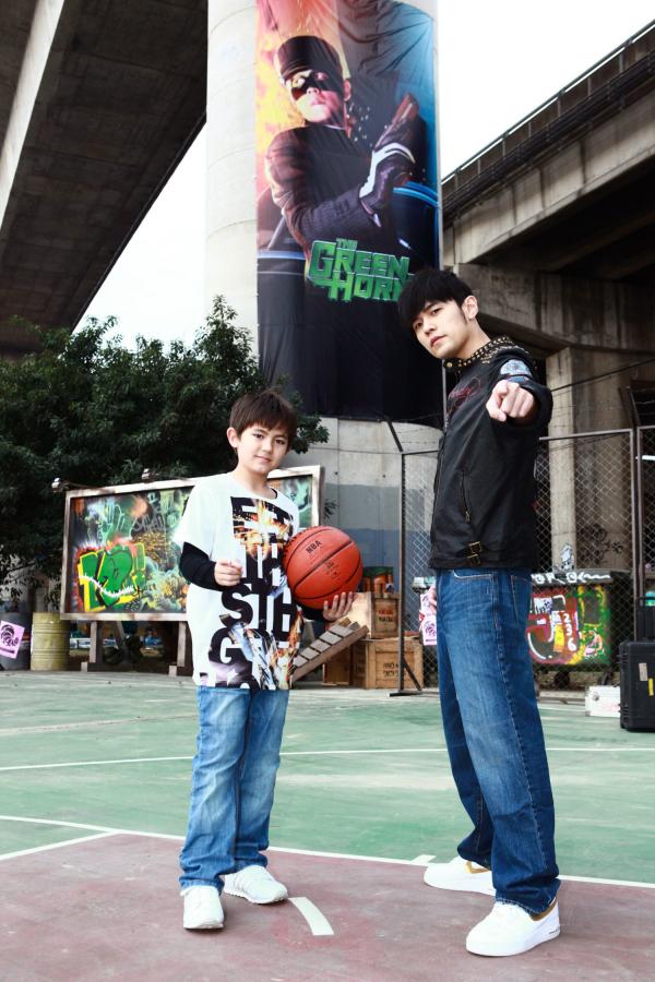 小童星Owen與周杰倫(Jay Chou)拍攝的天地一鬥MV(music video)