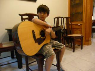吳文瑄彈吉他, Owen is practicing his guitar