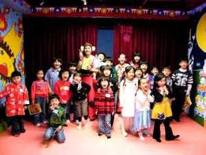 Owen(吳文瑄)和大朋友們在菲林經紀公司的愛心童樂會