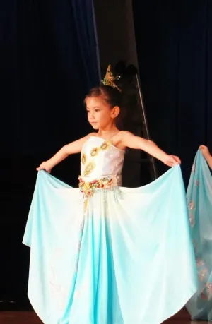 Ella跳孔雀舞-Ella dancing Chinese folklore dance "Peacock Dance"