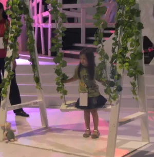 Ella活動結束了，可以玩我的盪鞦韆了 - Event is over, Ella can play with the swing now!