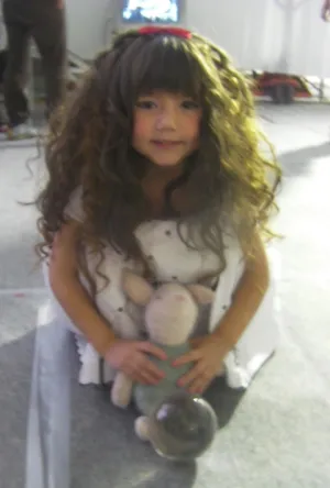 Ella helping piglet practicing with the crystal ball - Ella幫小豬練習