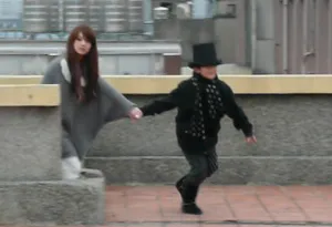 Owen (吳文瑄) 歐文牽楊丞琳的手跑上樓